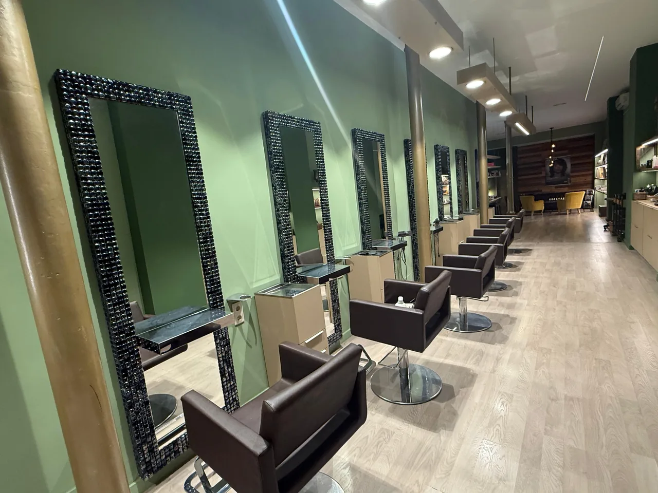 Puestos de peluquería y espejos del salón