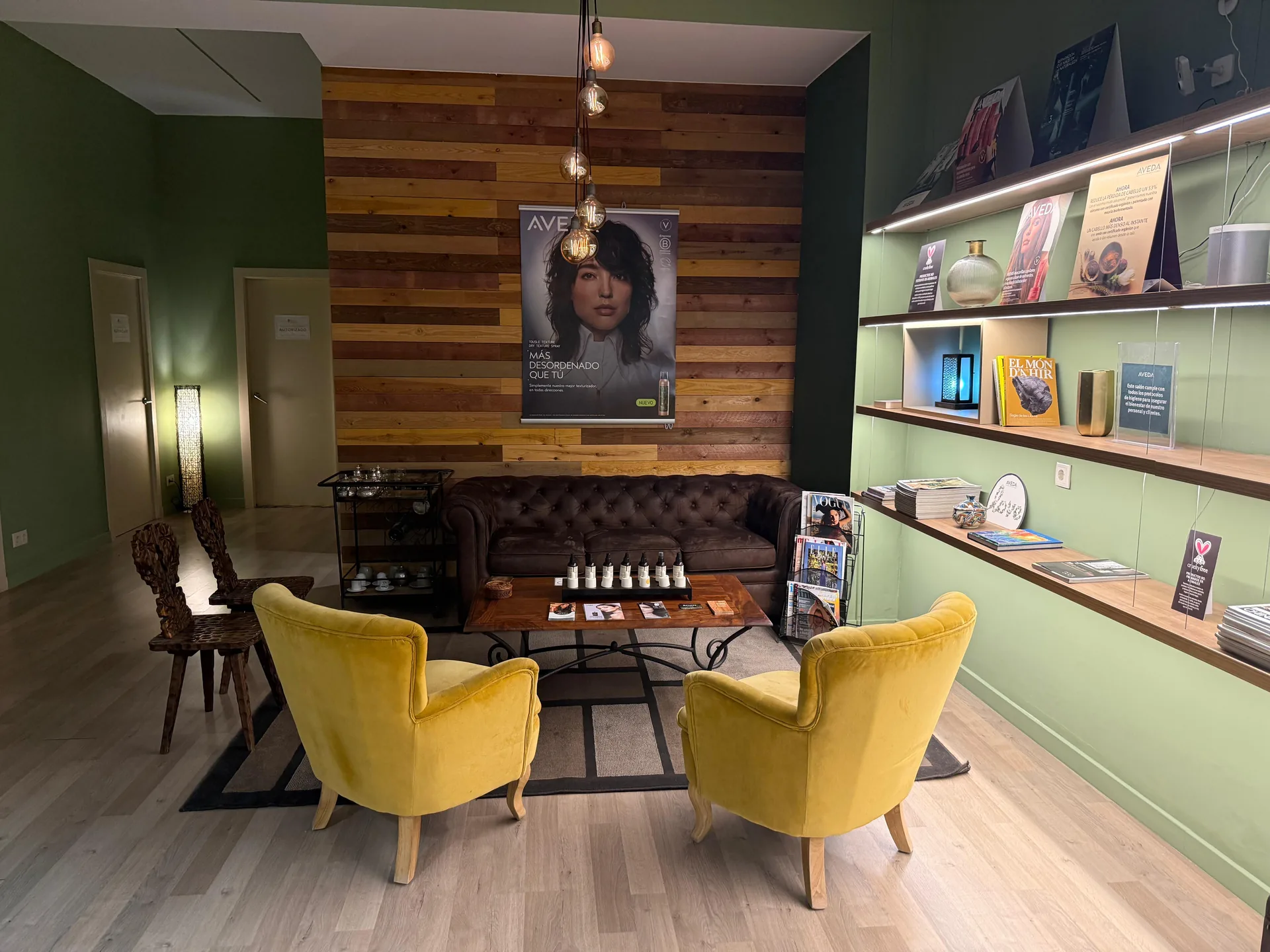 Recepción renovada: paredes verdes, madera y butacas mostaza